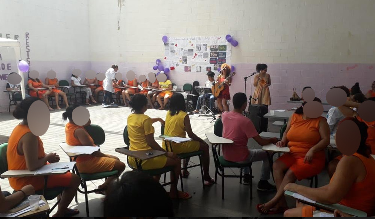 Internas do Conjunto Penal de Itabuna discutem livro “Quarto de Desejo” e ganham show de grupo feminista