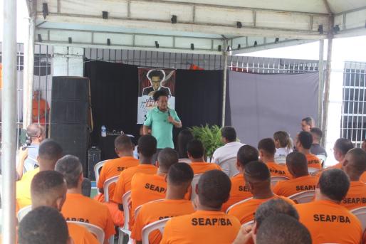 Aula Show com Pisit Mota leva arte e reflexão ao Conjunto Penal de Valença