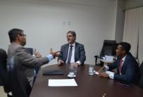 O Secretário Dr. José Antônio Maia Gonçalves recebe o Promotor de Justiça Dr. Edmundo Reis.