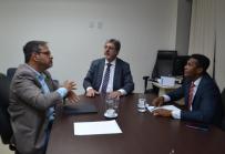 O Secretário Dr. José Antônio Maia Gonçalves recebe o Promotor de Justiça Dr. Edmundo Reis.