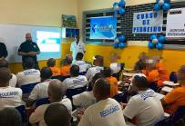 Internos participam de curso profissionalizante para atuarem como pedreiros 