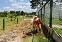 Internos trabalham na manutenção da área externa do Conjunto Penal de Valença