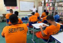 Escola da Colônia Penal de Simões Filho prepara internos para o Encceja e Enem