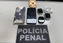 Policiais penais prendem em flagrante um monitor com celular escondido na bota
