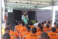 Aula Show com Pisit Mota leva arte e reflexão ao Conjunto Penal de Valença