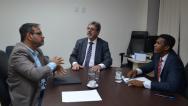 O Secretário Dr. José Antônio Maia Gonçalves recebe o Promotor de Justiça Dr. Edmundo Reis.