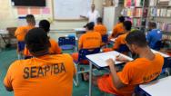 Escola da Colônia Penal de Simões Filho prepara internos para o Encceja e Enem