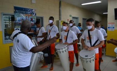 O Conjunto Penal Masculino de Salvador certificou os internos no curso de percussão do Projeto Oficina de Música