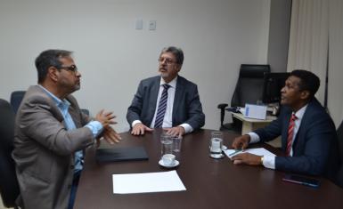 O Secretário Dr. José Antônio Maia Gonçalves recebe o Promotor de Justiça Dr. Edmundo Reis.