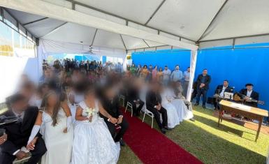 Conjunto Penal de Itabuna realiza casamento coletivo; casal homoafetivo oficializa união e faz história