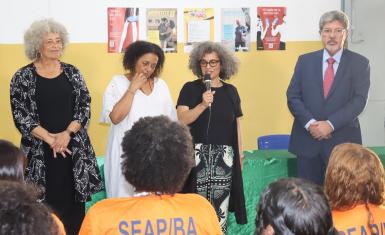 Conjunto Penal Feminino recebe a visita da ativista norte-americana Ângela Davis em lançamento de livro das internas