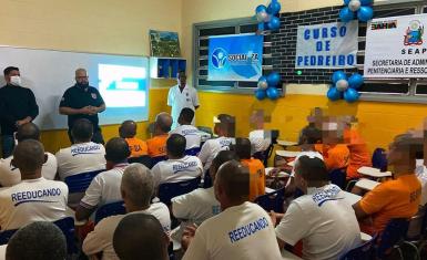 Internos participam de curso profissionalizante para atuarem como pedreiros