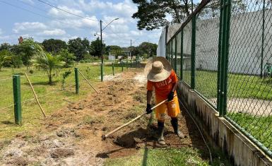 Internos trabalham na manutenção da área externa do Conjunto Penal de Valença