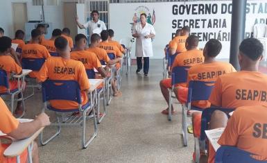 Conjunto Penal de Lauro de Freitas faz simulado do Enem para internos inscritos no exame