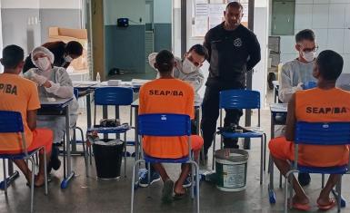 Internos da Colônia Penal de Simões Filho tem amostras genéticas coletadas pela Polícia Técnica