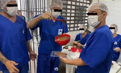 Internos de Serrinha passam por curso de produção de Ovos da Páscoa