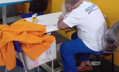 Internos do Conjunto Penal de Barreiras produzem fardamentos para a Seap