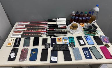 Policiais penais prendem homem que tentava entrar no presídio com arma e celulares
