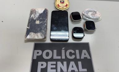 Policiais penais prendem em flagrante um monitor com celular escondido na bota