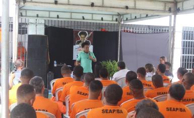 Aula Show com Pisit Mota leva arte e reflexão ao Conjunto Penal de Valença
