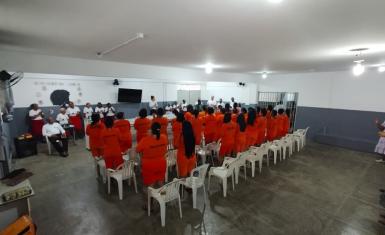 Conjunto Penal Feminino de Salvador realiza círculo de orações e entrega de kits natalinos em encerramento do ano religioso